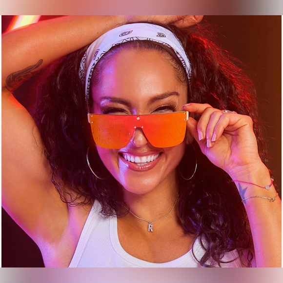 Diff X Robin Arzón | La Reina Sunglasses - Picture 13 of 14